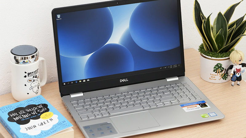 Bàn phím và touchpad của Dell có độ nảy tốt, bấm mượt và êm