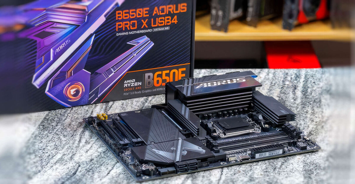 Bo mạch chủ Gigabyte B650E AORUS được trang bị khe cắm PCIe Ultra Durable hỗ trợ lên đến 58kg cho các GPU.